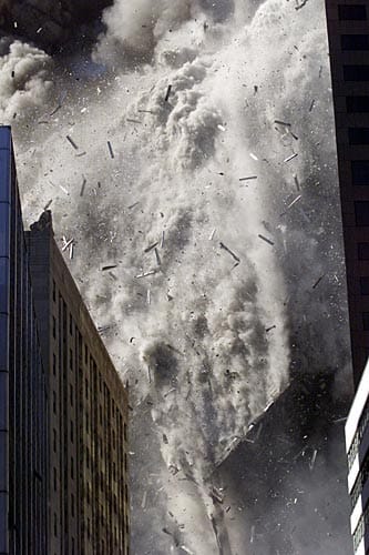 Nur eine Stunde nach dem Einschlag stürzte der Südturm des World Trade Centers in sich zusammen. Trümmer fielen zu Boden.