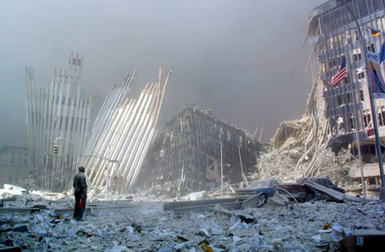 Nachdem der erste Turm wie ein Kartenhaus in sich zusammengefallen war, kamen einzelne Menschen zurück, um nach Überlebenden zu suchen.