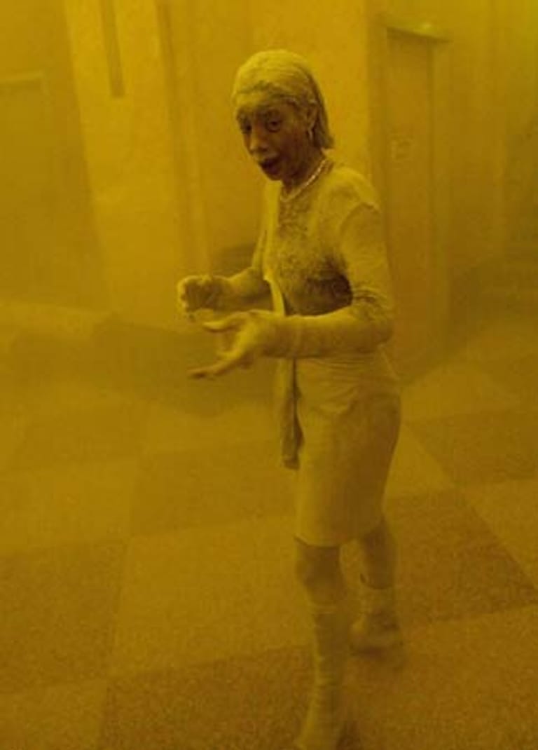 Während der Südturm einstürzte, floh Marcy Borders aus dem 81. Stockwerk des Nordturms. Sie wird mit diesem Foto als Überlebende, als "Staubfrau" bekannt. 2015 starb sie jedoch an Krebs.