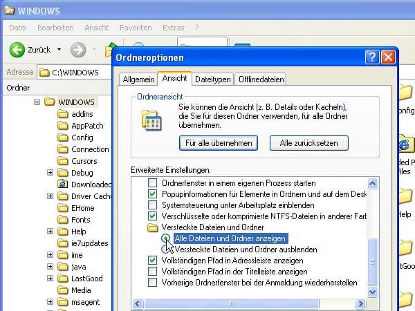 Um in Windows XP überflüssige Dateien von Updates und Service Packs zu löschen, müssen Sie die versteckten Uninstall-Ordner sichtbar machen. Dazu starten Sie zunächst den Windows-Explorer und rufen den Befehl Extras | Ordneroptionen auf. Aktivieren Sie im Register Ansicht die Option Alle Dateien und Ordner anzeigen.