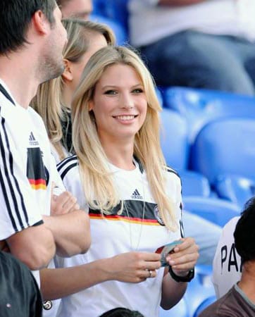 Wenn bei den Spielen der deutschen Nationalmannschaft die Kameras auf die Tribüne schwenken, ist Sarah ein äußerst beliebter Fixpunkt.