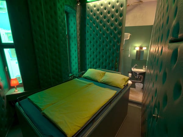 Im "Propeller Island" in Berlin ist jeder Raum unterschiedlich nach verschiedenen Mottos gestaltet, so kann man zum Beispiel in einer Gummizelle schlafen.