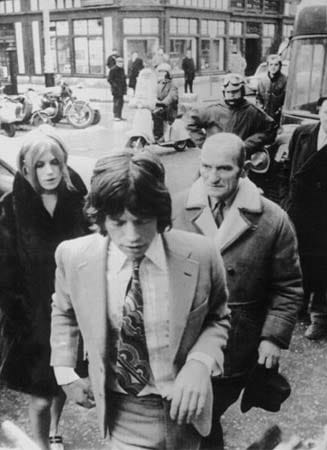 Am 18. Dezember 1969 standen Mick Jagger und Marianne Faithfull wieder vor Gericht - und wieder ging es um Drogen.