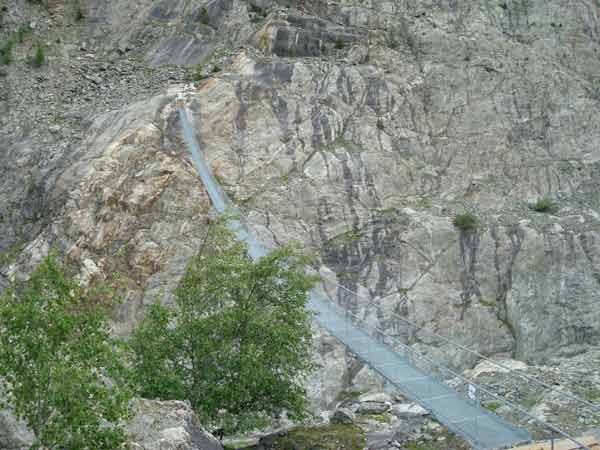 Durch die Fußgängerbrücke und Sanierung des Wanderweges verkürzt sich die Wanderzeit für die Überquerung des Gletschers von acht auf fünf Stunden. Geöffnet ist der Wanderweg bis zum 19. Oktober 2008.