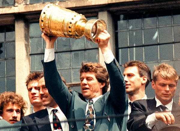 Dreimal ist Bremer Recht: Nachdem Werder 1989 und 1990 im Endspiel gescheitert war, folgte im dritten Anlauf der Triumph. Im Finale schlägt Werder den 1. FC Köln 5:4 nach Elfmeterschießen. Den entscheidenden Elfer versenkt Uli Borowka (re.).