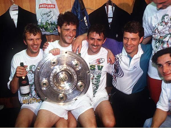 Am letzten Spieltag der Saison 1992/93 sichert sich Werder im Fernduell mit dem FC Bayern wieder die deutsche Meisterschaft. Manfred Bockenfeld, Stefan Kohn, Klaus Allofs und Otto Rehhagel (von links) feiern.