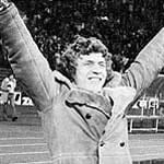 Die Kleidung hat sich später geändert, die Jubelpose nicht. Otto Rehhagel freut sich als Trainer der Offenbacher Kickers über ein Tor. Er trainiert die Kickers von April 1974 bis Dezember 1975. Es ist seine erste Bundesliga-Station, zuvor war er in der Regionalliga beim 1. FC Saarbrücken tätig.