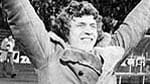 Die Kleidung hat sich später geändert, die Jubelpose nicht. Otto Rehhagel freut sich als Trainer der Offenbacher Kickers über ein Tor. Er trainiert die Kickers von April 1974 bis Dezember 1975. Es ist seine erste Bundesliga-Station, zuvor war er in der Regionalliga beim 1. FC Saarbrücken tätig.
