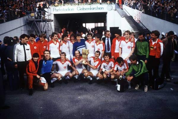 Seinen ersten Titel holt Otto Rehhagel (stehend, Mitte) 1980: Im DFB-Pokalfinale schlägt Fortuna Düsseldorf den 1. FC Köln 2:1.