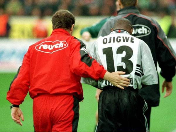 Ausgerechnet dem alten Fuchs Otto Rehhagel passiert im September 1998 ein Anfängerfehler. Im Spiel zwischen Kaiserslautern und dem VfL Bochum verletzt sich Michael Schjönberg sehr schwer. Rehhagel ist geschockt, bringt für den Dänen den Nigerianer Pascal Ojigwe. Doch damit stehen vier Nicht-EU-Ausländer auf dem Rasen. Als Rehhagel den Fauxpas kurz darauf bemerkt, bedeutet er dem Ägypter Hany Ramzy, eine Verletzung vorzutäuschen. Er wechselt ihn aus, doch es ist zu spät. Lautern verliert 2:3, aber die Punkte wären ohnehin weg gewesen.