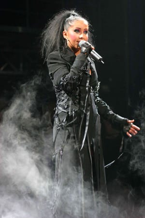 Experimente im Schnelldurchgang: Mal zeigte sich Christina Aguilera als Gothic-Queen mit schwarzen Klamotten und ebenso gefärbten Haaren...