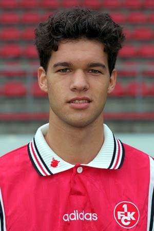 Im Sommer 1997 schafft Ballack den Sprung in die Bundesliga zum 1. FC Kaiserslautern. Unter Otto Rehhagel wird der damals 21-Jährige mit den Pfälzern auf Anhieb Deutscher Meister.