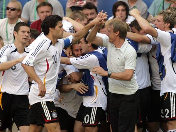 Bei der WM 2006 spielt Deutschland groß auf, doch wieder bleibt Ballack ein Titel mit der Nationalmannschaft vorenthalten. Trotzdem wird das Team nach Platz drei für das "Sommer-Märchen" gefeiert.