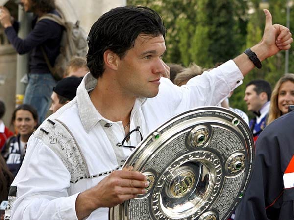 Im Verein läuft es rund. In insgesamt vier Spielzeiten für den Rekordmeister zwischen 2002 und 2006 gewinnt Ballack drei Doubles aus deutscher Meisterschaft und DFB-Pokalsieg und schoss in 135 Spielen 47 Tore. Nach der WM wechselt er auf die Insel zum FC Chelsea.
