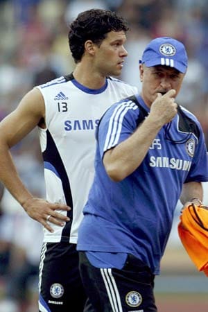In London beim FC Chelsea erlebt Ballack die Höhen und Tiefen des Fußballsports. Unter Coach José Mourinho ist er nach längerer Verletzung fast schon aus dem Team. Auch unter Felipe Scolari (re.) muss er um seinen Platz in der Mannschaft kämpfen.