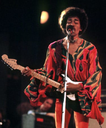 Jimi Hendrix starb in der Nacht vom 17. auf den 18. September 1970. Am Abend hatte er noch gemeinsam mit Eric Burdon & War ein Konzert gegeben, am frühen Morgen fand man ihn tot in seinem Hotelzimmer. Er war nach dem Konsum von Alkohol und Schlaftabletten an seinem Erbrochenen erstickt. Hendrix wurde ebenfalls nur 27 Jahre alt.