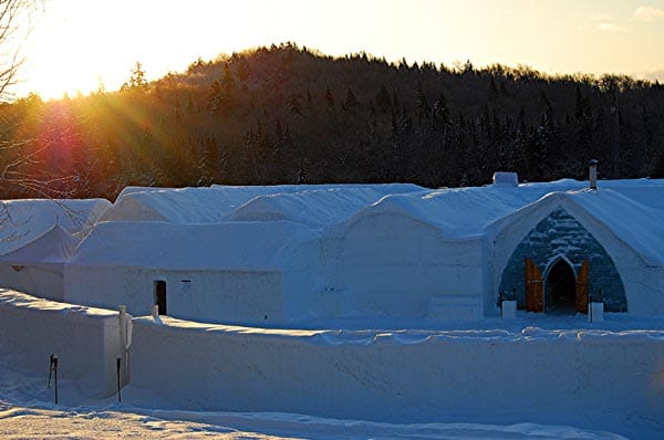Für das "Hôtel de Glace" in Kanada werden jedes Jahr rund 15.000 Tonnen Schnee und 500 Tonnen Eis benötigt.
