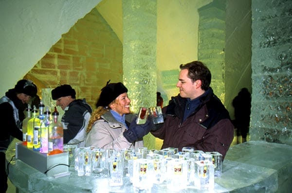 Kühle Atmosphäre - beim Drink an der Bar des "Hôtel de Glace" in Québec sind selbst die Gläser aus Eis.