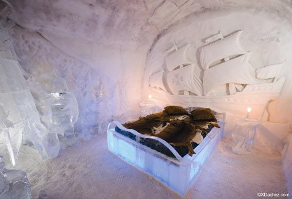 Trotz der unangenehmen Aussicht, in einem Raum mit minus 15 Grad Zimmertemperatur zu schlafen, entscheiden sich jährlich 4000 Besucher für eine Nacht im "Hôtel de Glace".