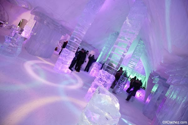 Märchenschloss für Schneekönige: In violettem Licht erscheint die Lobby des Hotels noch schöner.