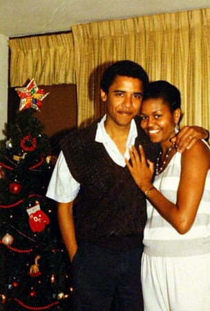 Nach seinem Abschluss 1991 lernt Barack Obama seine spätere Frau Michelle lernen in einer Anwaltskanzlei in Chicago kennen, die auf Bürgerrechte spezialisiert ist. Gleichzeitig macht er seine ersten politischen Schritte und mobilisiert schwarze Bürger für die Wahl von Bill Clinton.