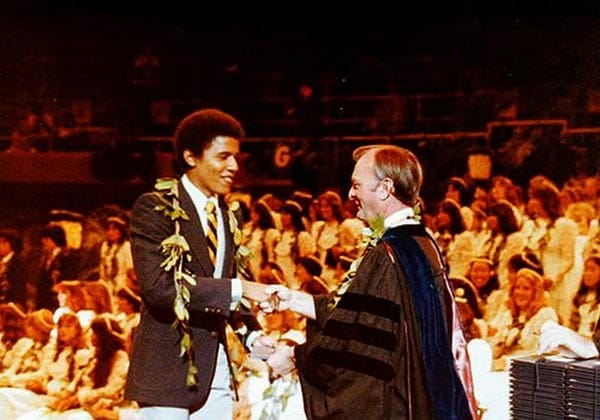 Abschluss mit Auszeichnung: An der renommierten privaten Punahou School nimmt er 1979 sein Diplom entgegen. Während der Schulzeit spielt Barack Basketball - und träumt davon, Profi zu werden.