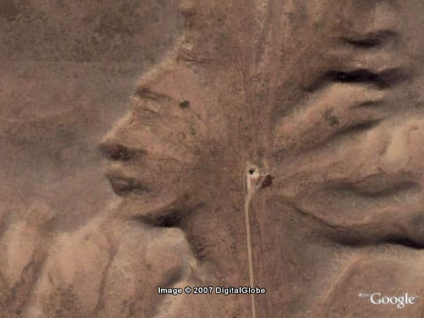 Felsen und eine Straße in Kanada formen das Gesicht eines Indianers mit iPod-Kopfhörern