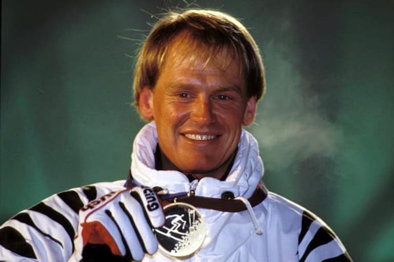 Stolz zeigt Markus Wasmeier seine Goldmedaille. Der Bayer gewinnt bei den Olympischen Winterspielen 1994 in Lillehammer als erster männlicher deutscher Skiathlet zwei Goldmedaillen (im Super-G und im Riesenslalom). Wasmeier ist vor allem auch der Favorit in der Abfahrt, er landet bei diesem Rennen allerdings nur auf Rang 36. Er kann es angesichts seines überraschenden Doppelschlags verschmerzen.