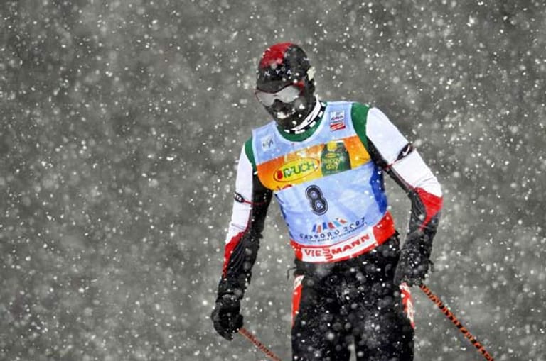 Ein Kenianer im dichten Schneetreiben von Sapporo? Sie sehen richtig. Philip Boit ist der bekannteste kenianische Skilangläufer und mehrfacher Olympiateilnehmer.