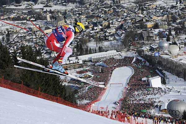 Auf der "Streif" in Kitzbühel: Hermann Maier fährt Ski im Kamikaze-Stil. Seine Teilnahme bei Olympia 1998 in Nagano ist noch spektakulärer: Nachdem er in der Abfahrt einen schweren Sturz, bei dem er weit neben der Piste landet, praktisch unverletzt überstanden hat, gewinnt er zunächst Gold im Super-G und wenige Tage danach auch im Riesenslalom. Im Oktober 2009 erklärt der Herminator unter Tränen seinen Rücktritt vom Profisport.