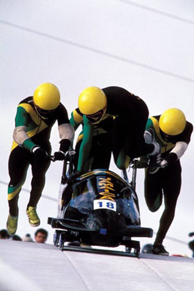 In Calgary 1988 nimmt erstmals eine jamaikanische Bobmannschaft an den Olympischen Winterspielen teil. Die Mannschaft hat mit Unfällen und technischen Schwierigkeiten zu kämpfen, doch das olympische Motto "Dabeisein ist alles" zählt für sie. Später wird ihre Geschichte unter dem Titel "Cool runnings" verfilmt.