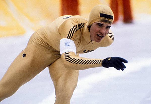 Bei der Farbwahl seines Rennanzugs beweist Eisschnellläufer Eric Heiden ein gutes Gespür. Passend zum goldenen Overall gelingt es ihm, bei den Olympischen Winterspielen 1980 in Lake Placid alle fünf Goldmedaillen, die zu vergeben sind, zu gewinnen - von der 500-Meter-Sprint- bis zur 10.000-Meter-Marathonstrecke.