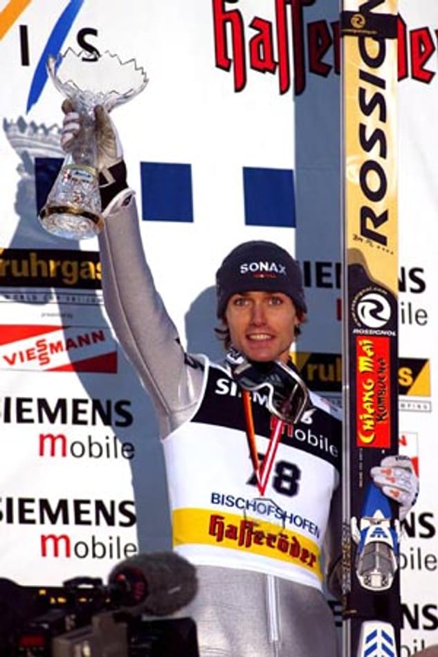 Sven Hannawald gelingt im Winter 2001/02 Historisches. Der Schwarzwälder gewinnt als erster und bisher einziger Skispringer alle vier Teilwettbewerbe der Vierschanzentournee in einer Saison.