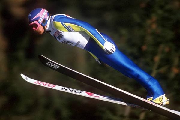 Der schwedische Skispringer Jan Boklöv ist Erfinder und Pionier des V-Stils, der um 1990 die Parallel-Sprung-Technik ablöste. Er liegt oft mehrere Meter vor seinen Konkurrenten, muss aber für seinen Sprungstil erhebliche Abzüge in den Haltungsnoten in Kauf nehmen. Dennoch ist Boklöv oft siegreich, so dass ab 1990 alle Skispringer auf die neue Technik umstellen, für die es dann ab 1992 keinen Punktabzug mehr gibt.