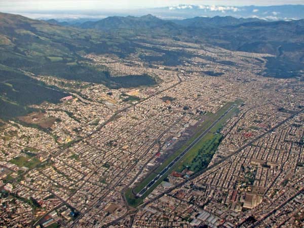 Der Aeropuerto Internacional Mariscal Sucre ist der Flughafen der ecuadorianischen Hauptstadt Quito. Wegen seiner Lage mitten in der Stadt gilt er als einer der gefährlichsten Flughäfen.