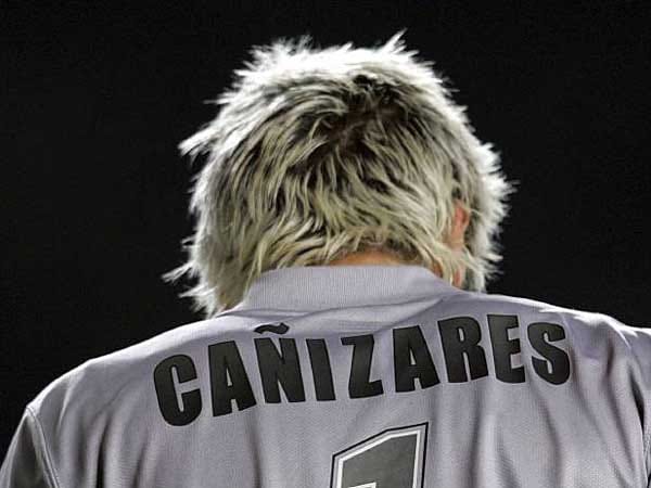 Eitler Pechvogel: Weil die Scherben einer Flasche Aftershave eine Sehne des spanischen Nationaltorwarts zerschnitten, verpasste Santiago Canizares die WM 2002 in Japan und Korea.
