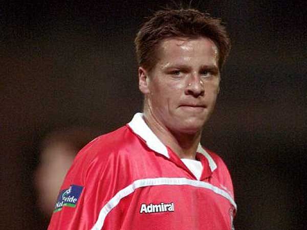 Achtung, Rutschgefahr: Darran Barnard (damals FC Barnsley) segelte durch die heimische Küche, weil sein Hund die ohnehin glatten Fliesen unter Wasser gesetzt hatte. Die Folgen: Knieverletzung, fünf Monate Zwangspause. Achtung, Rutschgefahr: Darran Barnard (damals FC Barnsley) segelte durch die heimische Küche, weil sein Hund die ohnehin glatten Fliesen unter Wasser gesetzt hatte. Die Folgen: Knieverletzung, fünf Monate Zwangspause.