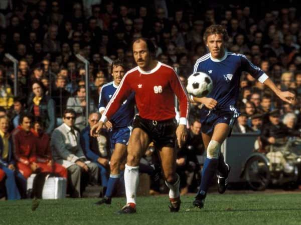 Hannovers Stürmer Damjanoff verpasste 1976 ein Spiel, nachdem ihm ein Teekessel auf den Fuß gefallen war. Den Spott von Trainer Helmut Kronsbein gab's obendrauf: "Zum ersten Mal trinkt er kein Bier, schon verletzt er sich." Hannovers Stürmer Damjanoff verpasste 1976 ein Spiel, nachdem ihm ein Teekessel auf den Fuß gefallen war. Den Spott von Trainer Helmut Kronsbein gab's obendrauf: "Zum ersten Mal trinkt er kein Bier, schon verletzt er sich."