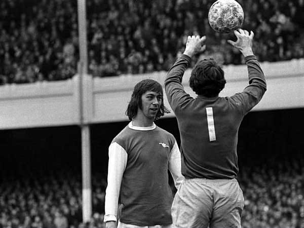 Charlie George, in den Siebziger Jahren Publikumsliebling bei Arsenal London, säbelte sich mit dem Rasenmäher einen Finger ab. Charlie George, in den Siebziger Jahren Publikumsliebling bei Arsenal London, säbelte sich mit dem Rasenmäher einen Finger ab.