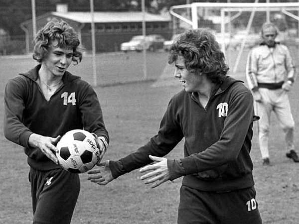 Immerhin vier Bundesligaspiele für den FC Bayern hat Franz Michelberger (li.) absolviert. In Erinnerung bleibt er aber vor allem durch seine kuriose Knieprellung: Ein Kamel hatte den Münchner im Trainingslager in Israel gegen den Mannschaftsbus geschubst. Immerhin vier Bundesligaspiele für den FC Bayern hat Franz Michelberger (li.) absolviert. In Erinnerung bleibt er aber vor allem durch seine kuriose Knieprellung: Ein Kamel hatte den Münchner im Trainingslager in Israel gegen den Mannschaftsbus geschubst.