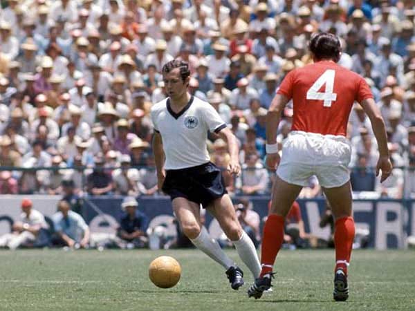 Gegen Franz Beckenbauer machte Englands Verteidigerlegende Allan Mullery bei der WM 1970 eine gute Figur. Sechs Jahre zuvor hatte sich der Tottenham-Spieler allerdings zum Gespött gemacht, als er eine Länderspielreise wegen eines Hexenschusses beim Zähneputzen verpasste.