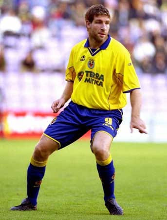 In Diensten seines spanischen Klubs Villarreal sprang der argentinische Nationalstürmer Martin Palermo nach einem Tor im Überschwang auf eine Betonmauer. Leider brach diese zusammen. Die Folgen: doppelter Beinbruch, WM 2002 verpasst.