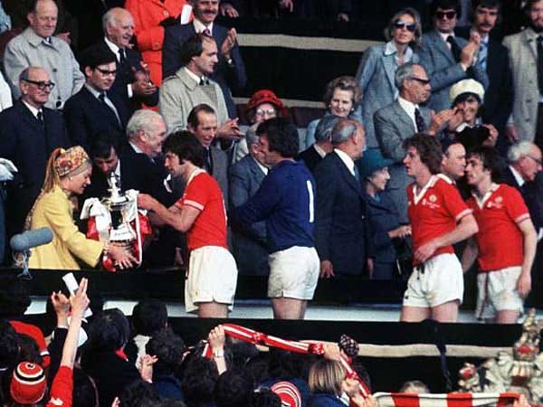 Lauter als Oli Kahn: Alex Stepney brüllte seine Mitspieler von Manchester United 1975 im Spiel gegen Birmingham City dermaßen zusammen, dass er sich dabei den Kiefer ausrenkte.