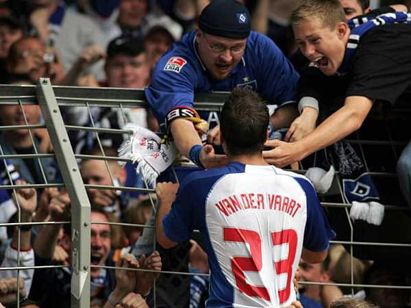 Nicht immer geht Jubel am Zaun so glimpflich aus wie bei Ex-HSV-Star van der Vaart. Paulo Diego vom Schweizer Erstligisten Servette Genf kann ein Lied davon singen. Er blieb 2004 mit dem Ehering im Gitter hängen und riss sich den Finger ab.
