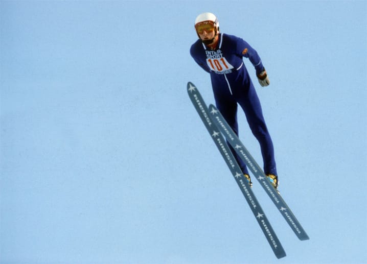 Jochen Danneberg entscheidet die Vierschanzentournee 1975/76 und 1976/77 mit jeweils einem Tagessieg für sich. In beiden Jahren gewinnt der für die DDR startende Danneberg auch den Gesamtweltcup. Heute trainiert er das Skisprung-Team der Amerikaner.