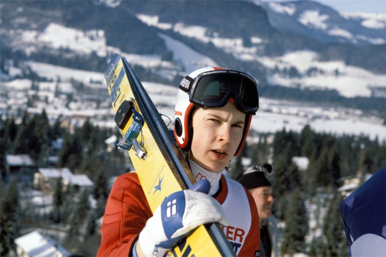 1982/83 und 1987/88 ist er bei der Tournee nicht zu schlagen: Matti Nykänen, noch heute mit 46 Weltcupsiegen der erfolgreichste Skispringer aller Zeiten. Nach seiner Karriere sorgt der Finne auch abseits der Schanzen für Schlagzeilen. 2004 wird er wegen versuchten Totschlags verurteilt und sitzt 13 Monate im Gefängnis. 2006 kommt sogar ein Film über Nykänens Leben in die finnischen Kinos.