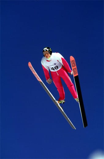Andreas Goldberger ist einer der erfolgreichsten österreichischen Skispringer aller Zeiten. Neben zahlreichen Medaillen bei Weltmeisterschaften und Olympia erreicht er 1991/92 und 1993/94 zwei Tourneesiege. 1997 gibt Goldberger den Konsum von Kokain zu und wird daraufhin vom ÖSV ein halbes Jahr gesperrt. 2000 stellt "Goldi" mit 225 Metern einen vorübergehenden Skiflug-Weltrekord auf, bevor er seine Karriere beendet und als Co-Kommentator beim ORF landet.