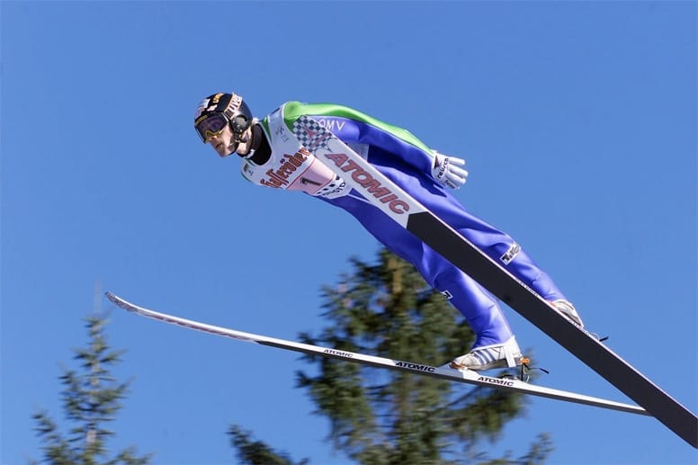 Andreas Widhölzl siegt 1999/2000 mit drei gewonnen Tourneespringen auch in der Gesamtwertung. Als Paradedisziplin des Österreichers gilt vor allem das Skifliegen. Er beendet 2008 seine Karriere.