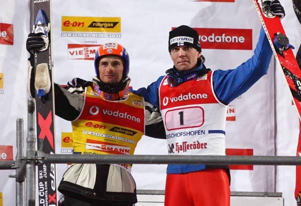 2005/06 gibt es gleich zwei Tourneesieger: Der Tscheche Jakub Janda (links) und Janne Ahonen aus Finnland sind nach den vier Springen punktgleich - ein Novum in der Geschichte der Vierschanzentournee.