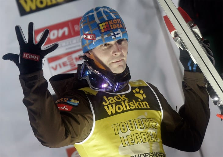 Der fünfte Streich des großen Finnen: 2007/08 gewinnt Janne Ahonen nach 1998/99, 2002/03, 2004/05 und 2005/06 erneut die Gesamtwertung. Seitdem ist er alleiniger Rekordhalter in Sachen Tourneesiege vor Jens Weißflog, der vier Mal gewann. Nach der Saison 2007/08 beendet Ahonen seine erfolgreiche Karriere, in der ihm allerdings eine olympische Goldmedaille verwehrt blieb.